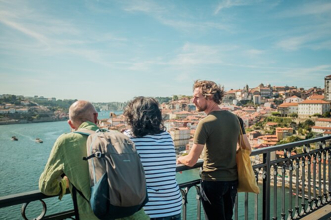 3-hour private guided walking tour of the BEST of Porto - Meeting inside São Bento: get your bearings fast
