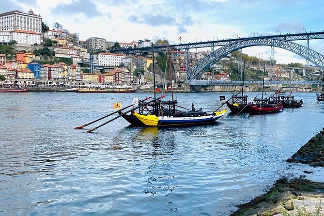 3h30 tour in Porto by Tuk Tuk - São Bento Tiles and the University Lions Square