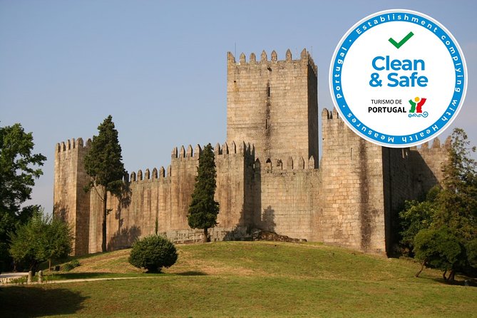 Braga and Guimarães Full Day Private Tour from Porto - Lunch at Santiago Square: a good break point
