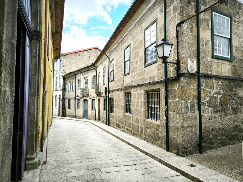 Braga & Guimarães Tour: Small Historical Group Tour - Guimarães, birthplace of Portugal: Castle views and medieval time travel