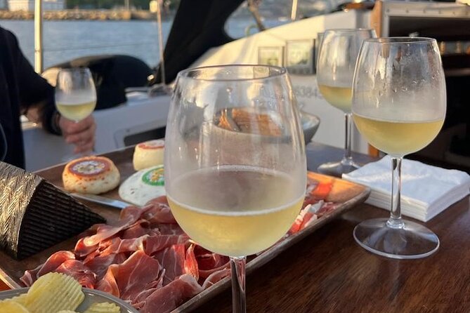 Charming tour of the Douro on a shared sailboat for up to 8 people - Meeting at R. da Praia: Getting Started in Vila Nova de Gaia