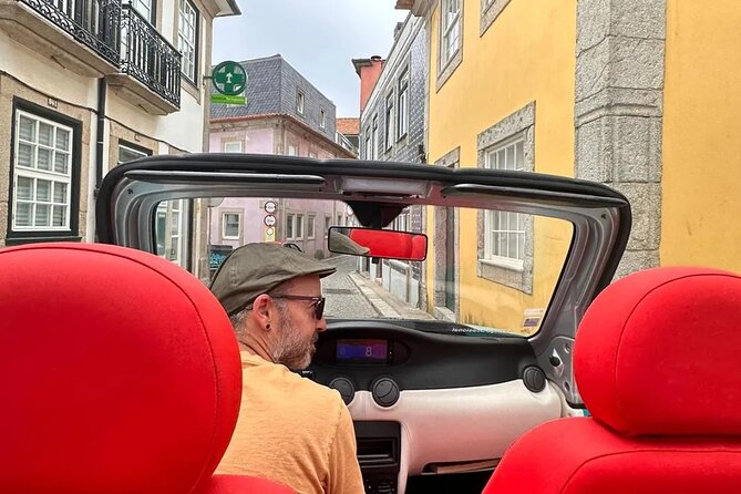Discovering Porto in an eco-friendly vehicle - São Bento Station tiles: Portugal told in blue and white