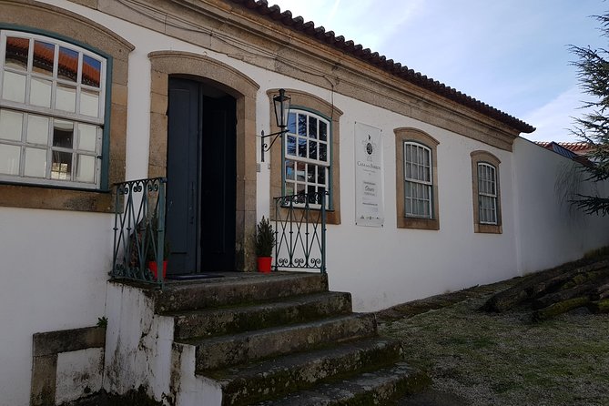 Douro Valley for Wine Lovers with Visit to 4 Wineries and Lunch - Lunch in a Vineyard: What Makes It More Than a Break