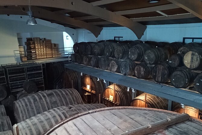 Douro Valley Guided Tour of 3 Vineyards with Lunch - Sabrosa: lunch at an emblematic estate, with another tasting