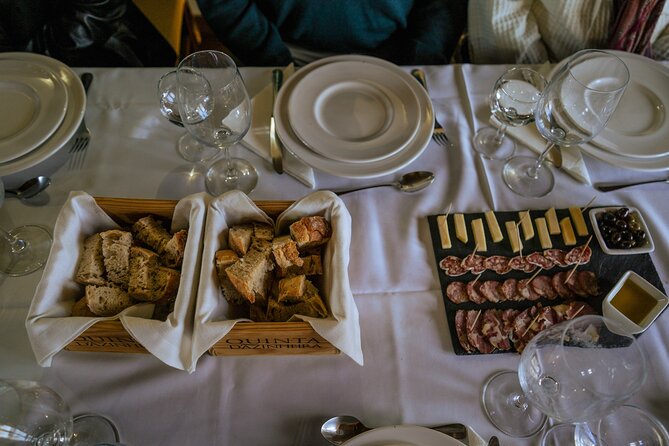 DOURO VALLEY: Lunch in a winery, tastings & 1-h private boat tour - Key points at a glance