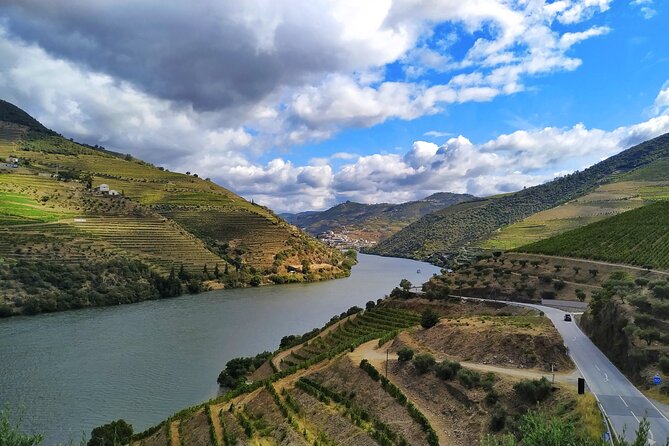 Douro Valley Prime Tour: Wine Tastings, Boat & Lunch from Porto - The small boat cruise: the right length to rest your legs