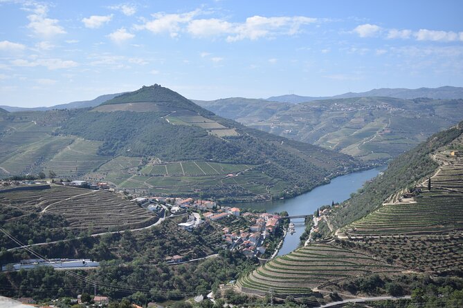 Douro Valley Tour with Train and Vinho Verde - Getting to the start: meeting point in Porto is simple