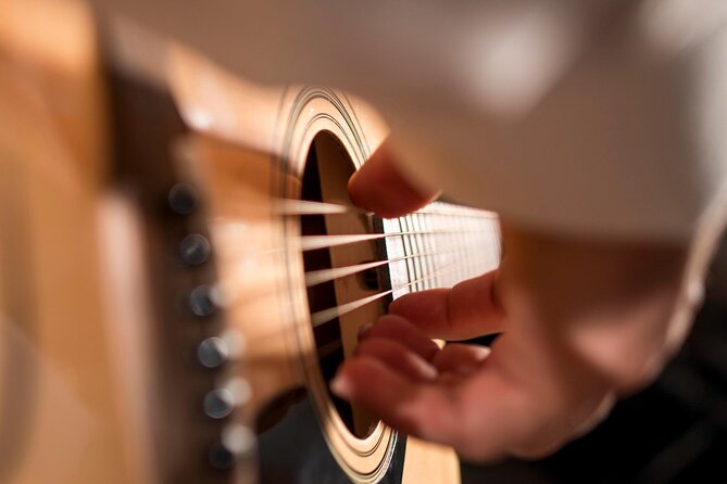 Fado Tour with Guide, Dinner & Live Show in Porto - Meeting at Fonte do Cubo: the 7:00 pm start matters