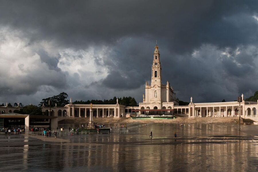 Fatima Sanctuary and Pastorinhos Village Day Trip from Porto - The 4-hour free window in Fátima: how to use it well