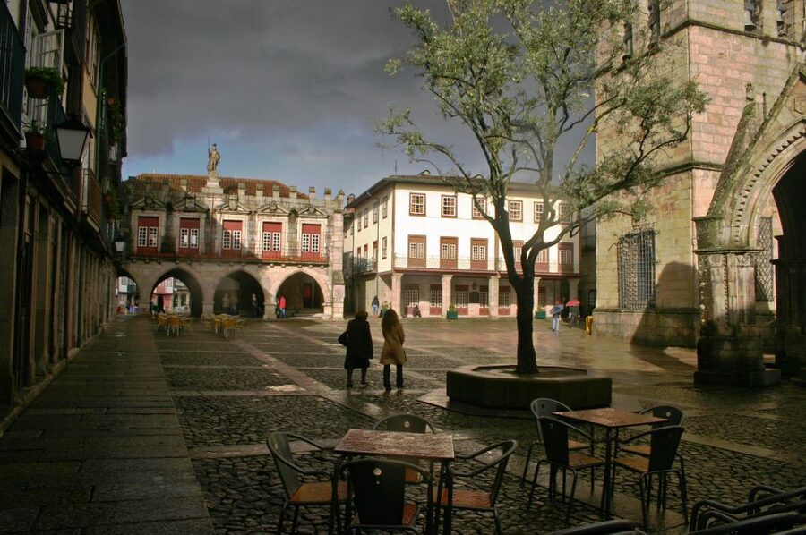 From Porto: Full-Day Trip of Minho Region - Passing through old stone, from palace to church to square