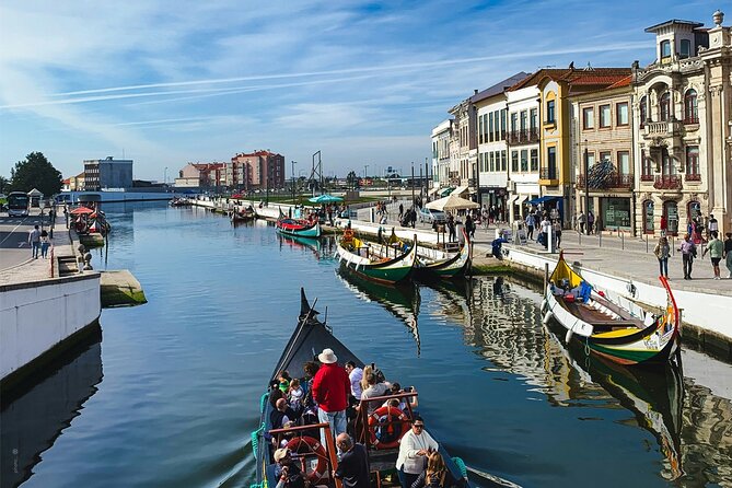 From Porto ↔ Lisbon with up to 4 stops : Aveiro, Nazaré, Óbidos - Óbidos inside the walls: medieval streets and ginjinha in chocolate