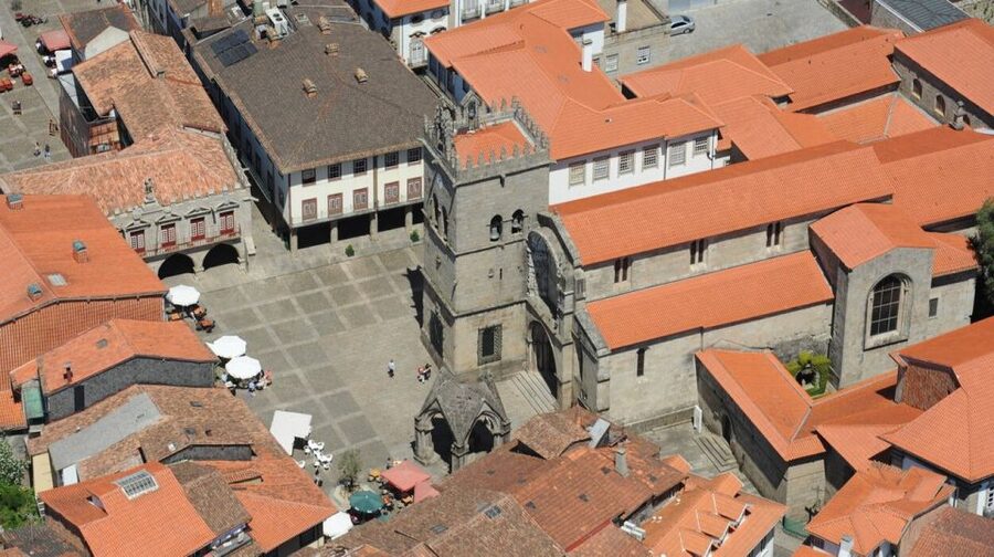 From Porto: Private Braga and Guimarães Tour with Pickup - Guimarães Castle and the start of Portugal’s monarchy