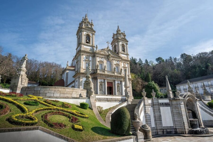 From Porto: Viana do Castelo, Braga and Guimarães Day Tour - Getting Oriented at Batalha Square (and Why Arrival Time Matters)