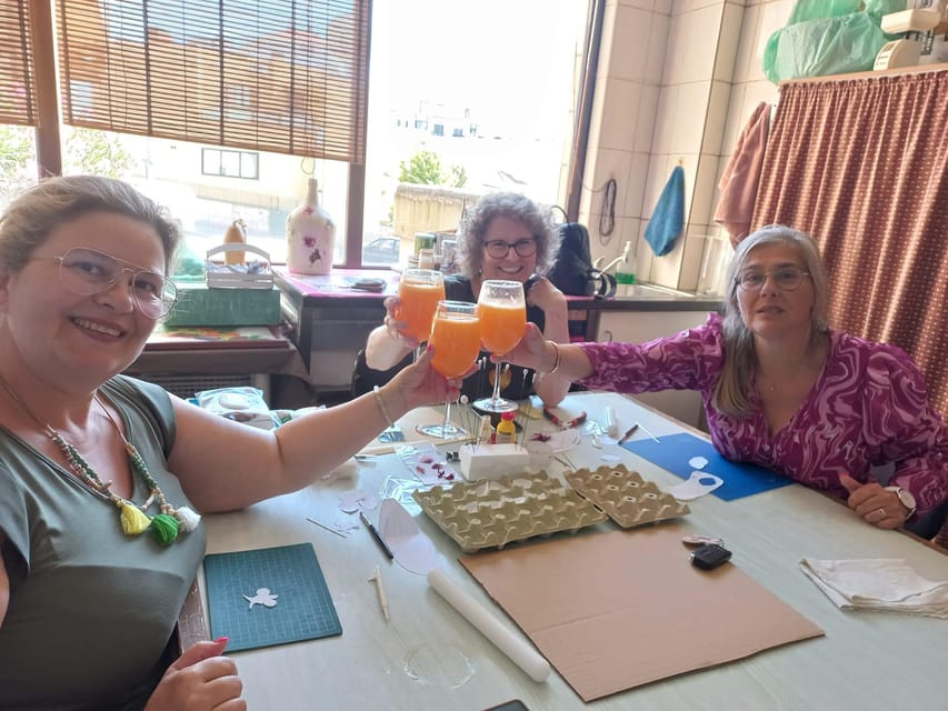 Gaia: Tile painting workshop, Port Wine and Pastel de Nata - Espaço Arte Viva in Vila Nova de Gaia: the cozy studio setup