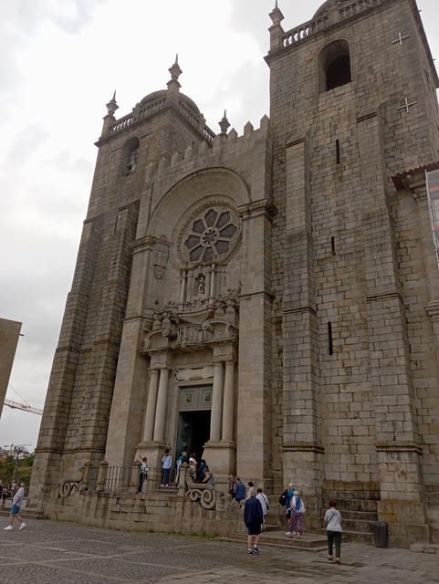 Monumental and historic Porto with the Stock Exchange Palace - Starting at São Bento: a quick introduction that sets the tone