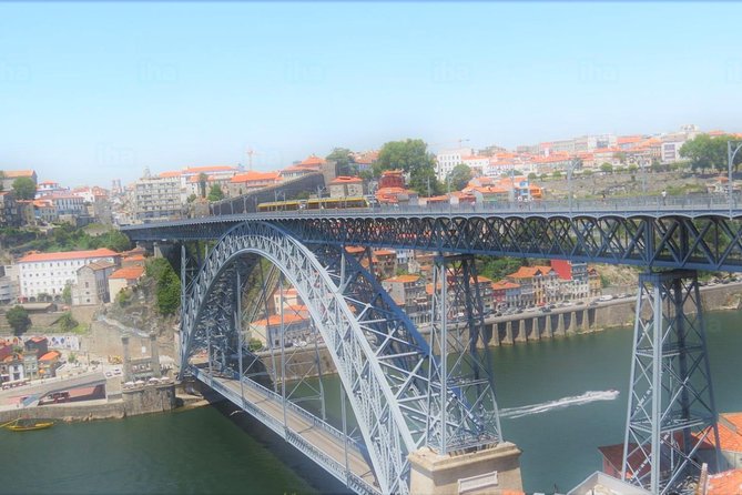 Oporto Airport Private Transfer to Gaia - The Meet and Greet: The Difference Between a Ride and a Real Arrival