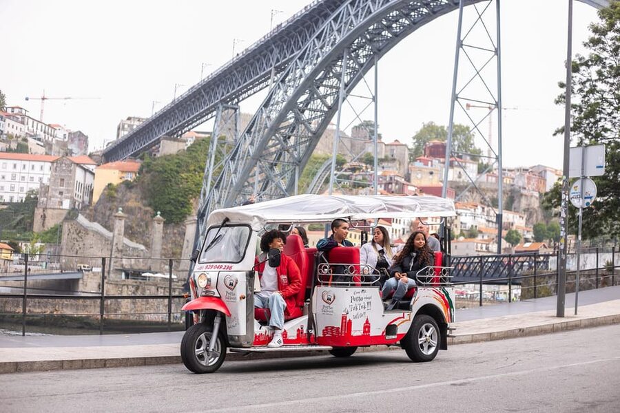 Oporto Tuk-Tuk Tour: Fast, Fun & Flexible – 1H to Full Day! - Rua das Flores to Ribeira: Old Streets, River Views, and Photo Breaks