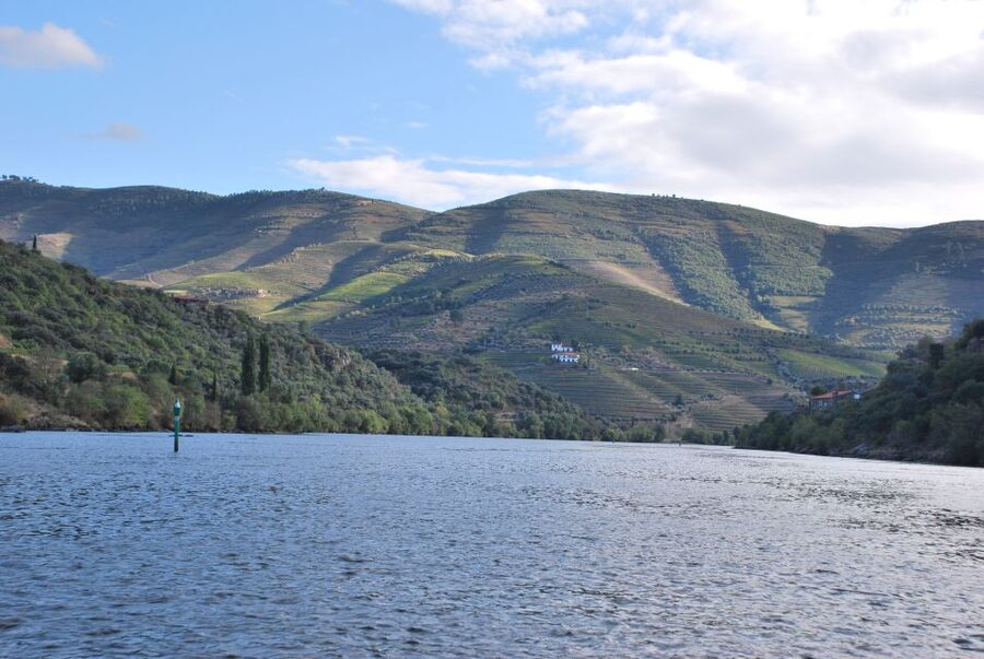 Pinhão: 2-Hour Rabelo Boat Tour with Audio Guide - Stop by stop: what you see on the upstream leg from Ponte do Pinhão onward
