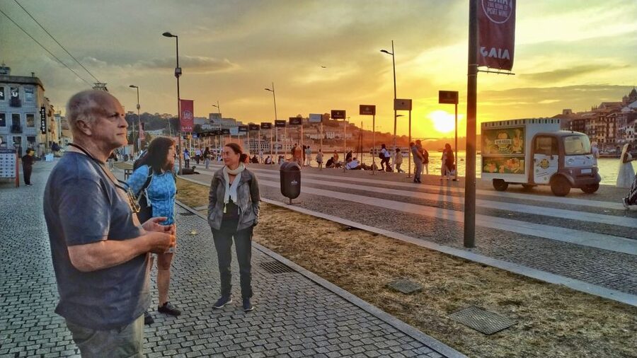 Port wine & wine walking tour with culture - max 8 pax - The Douro DOC glass stop: a bridge between regions