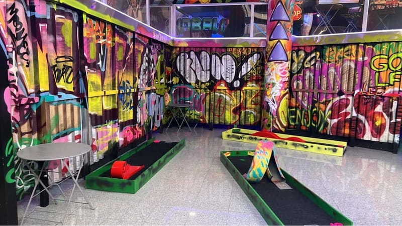 Porto: 18-Hole Indoor Mini Golf Ticket with UV Light Courses - Entering the Natural Light 18 Holes With Art and Angles