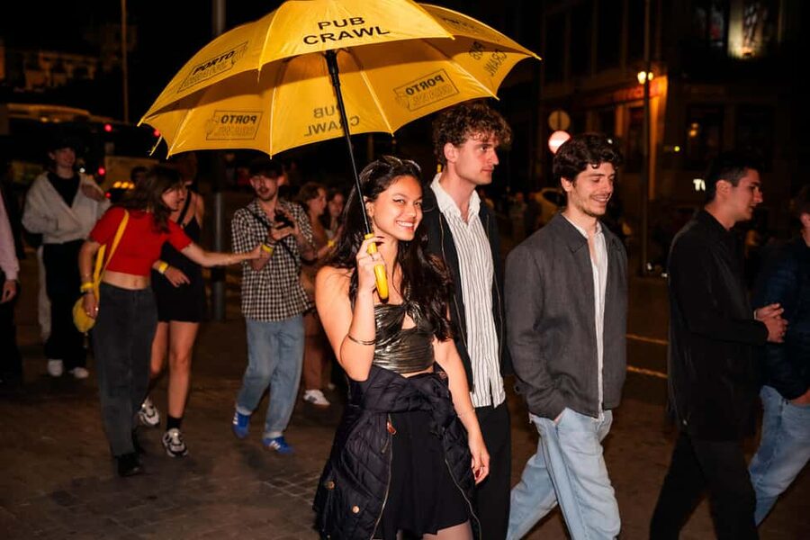 Porto: 4 Bar Pub Crawl, 7 Drinks, & Skip-the-Line Club Entry - Staff and languages: what to expect from the hosts
