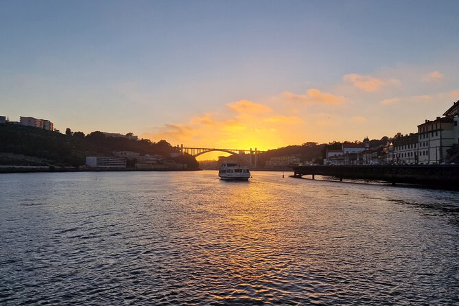 Porto: 6 bridges tour, Douro river with 4 Port Wine tasting - The camera-ready Porto section: colorful houses and historic street energy