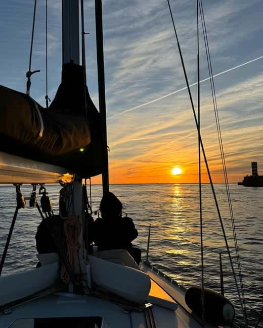 Porto: Best Exclusive Charming Sailboat Sunset - What’s served on board: wines, sparkling, and a charcuterie board that feels generous