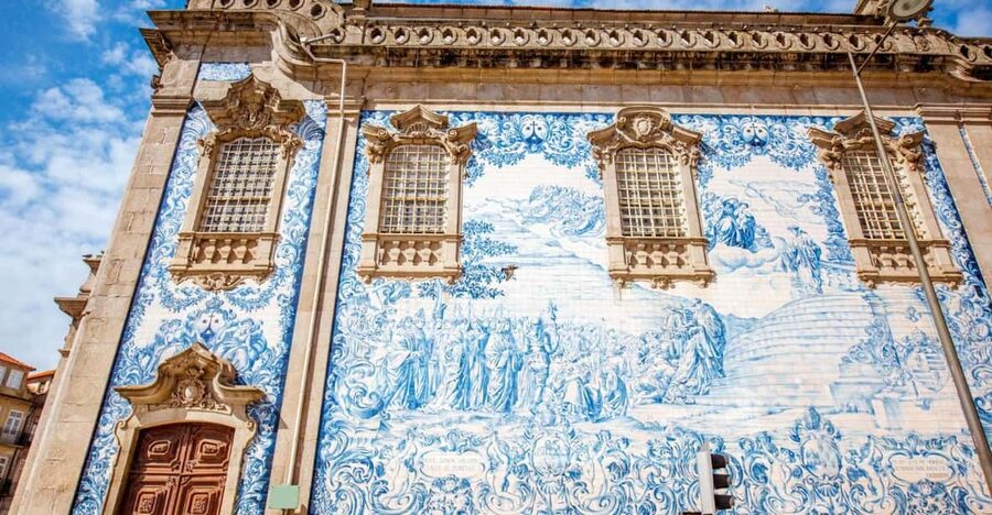Porto: Capture the most Photogenic Spots with a Local - Livraria Lello Staircase and Shelves: Making the Iconic Shot Yours