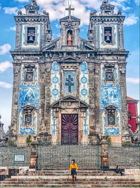 Porto City: Low-Cost Private Tour with Wine Tasting (Special Couples) - Clérigos Tower and Livraria Lello: Two Icon Stops That Need Time