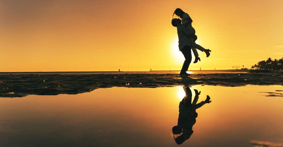 Porto: Couple Photo session in Foz Velha - Foz Velha: Porto’s Sea and Douro-River Side for Real Couple Photos