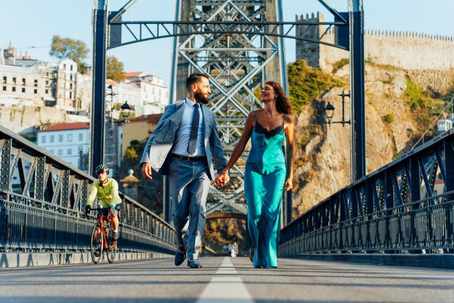 Porto: Couple Photo session in Foz Velha - Meeting at Capela-Farol de São Miguel-o-Anjo Lighthouse (The Easy-to-Find Start)