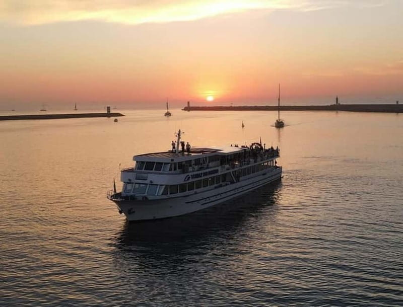 Porto: Cruise with Dinner & Live Music - A 3-hour Douro dinner cruise, timed for Porto’s night lights