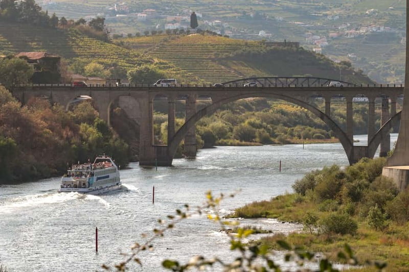 Porto: Cruise with Dinner & Live Music - Getting on at Ribeira quay, and how the evening flows