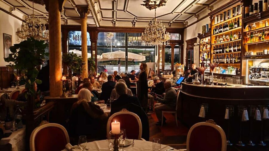 Porto: Dinner with Fado and Traditional Portuguese Music - The Fado and Traditional Music Performance Style
