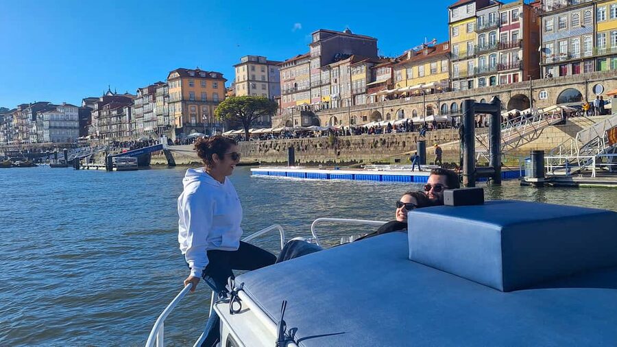 Porto: Douro Cruise, 6 Bridges & 4 Port Wines (Max 7) - A 7-seat Porto ride: why the small boat matters