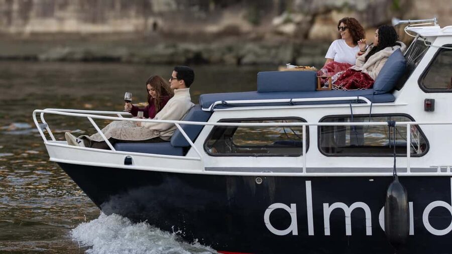 Porto: Douro Cruise, 6 Bridges & 4 Port Wines (Max 7) - On-board comfort: music, Wi-Fi, restroom, and blankets