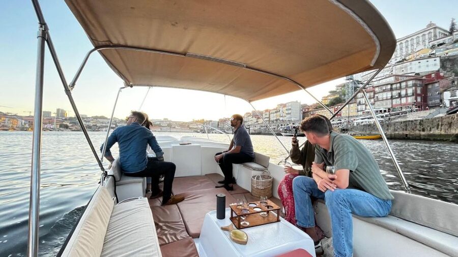 Porto: Douro River Boat Cruise with Port Wine Tasting - Ribeira (Porto) and Cais de Gaia: the wine world in plain sight