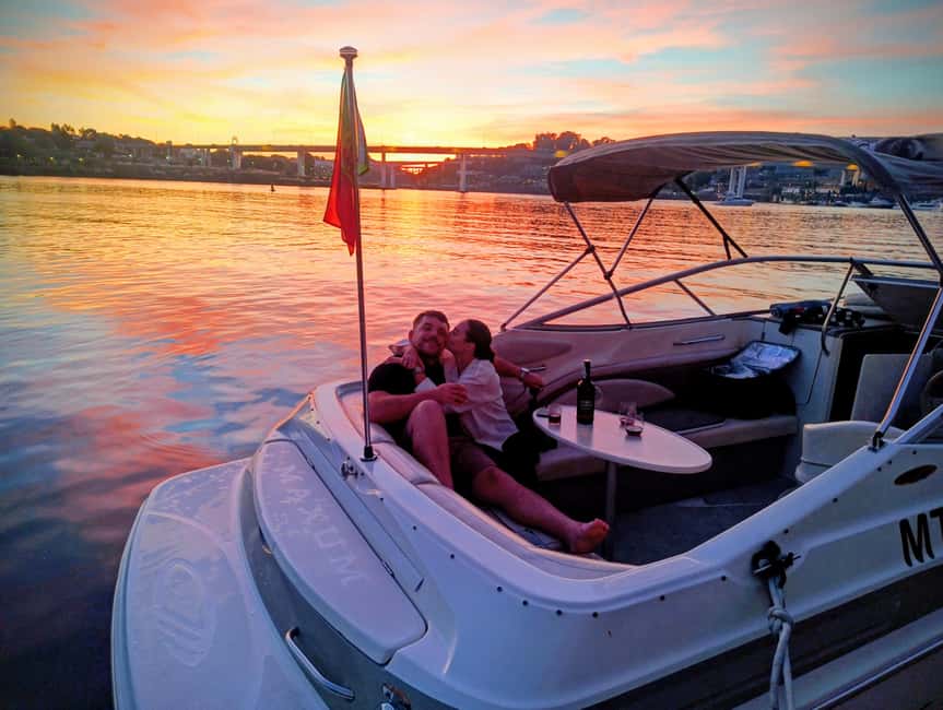Porto: Douro River Cruise & Boat Tour with Port Wine Tasting - Cruising under six bridges and along Ribeira: what the river reveals