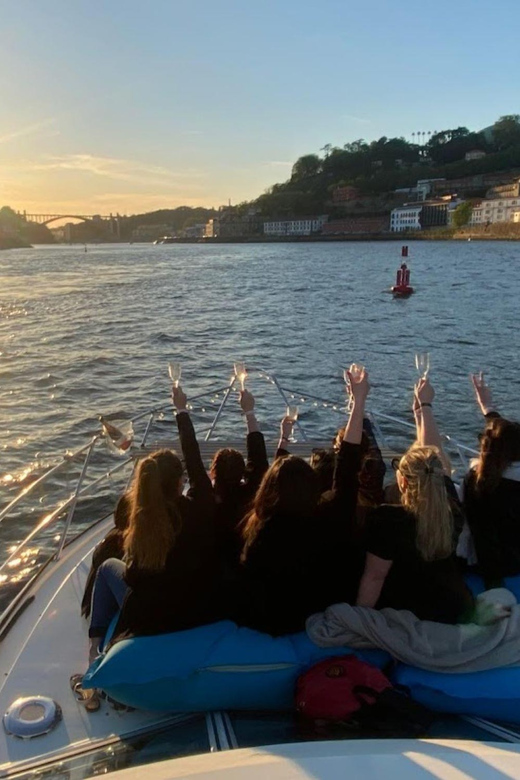 Porto: Douro River Cruise / Welcome Drink/with sunset option - Group size and guide style, what to expect on board