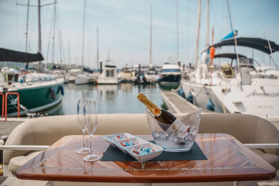 Porto: Douro River Cruise with Welcome Drink & Snacks - Vila Nova de Gaia from the water: port wine cellars and the cable car
