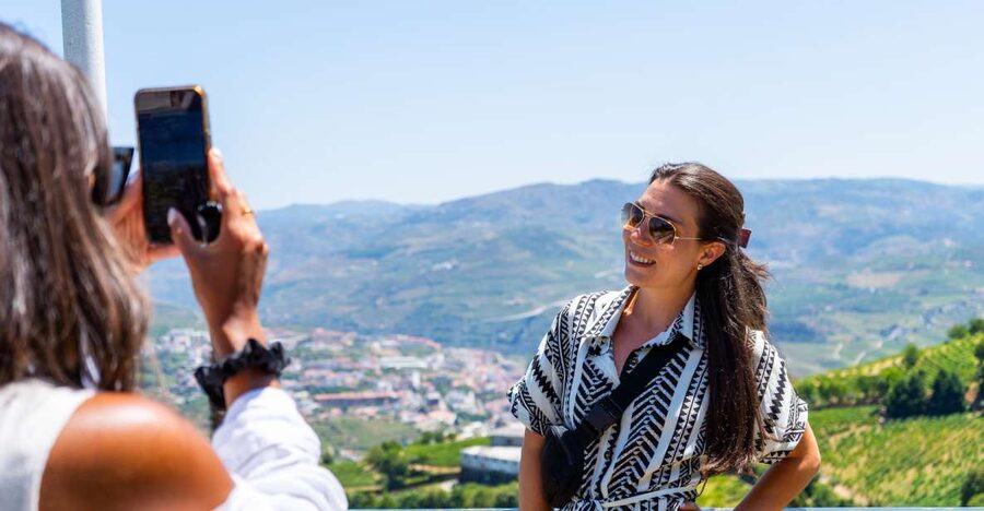 Porto: Douro Valley Tour with Lunch, Boat Cruise & Tastings - Meeting in Porto, Getting Comfortable, and Being Ready on Time