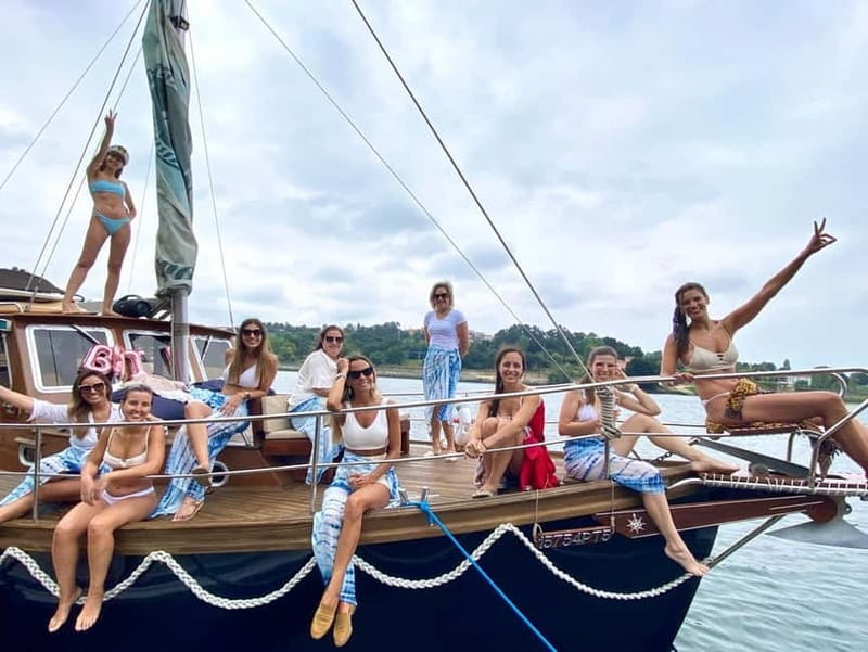 Porto: Exclusive Douro Cruise on a Classic Boat - What you actually get on board: welcome drink, food, and music