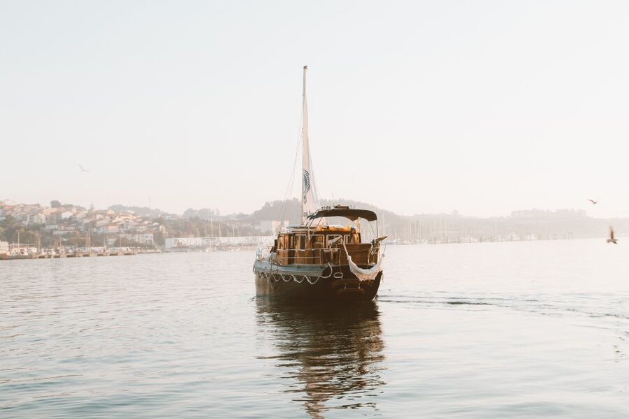 Porto: Exclusive Douro Cruise on a Classic Boat - Crew care that turns a nice cruise into a memorable one