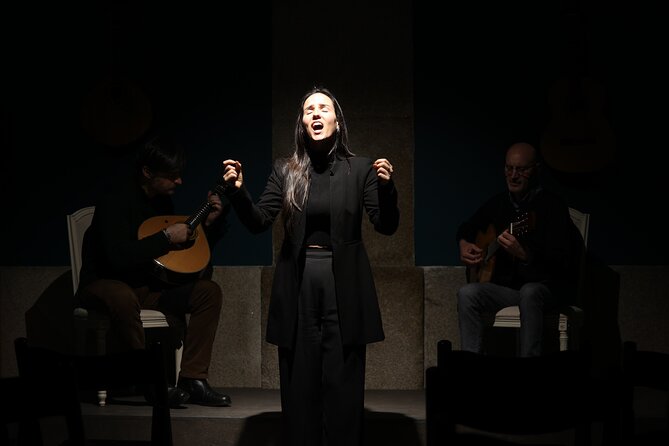 Porto : Fado and Porto Wine Show at the Trinity Noble Hall - The 1-hour Fado show: what unfolds from start to finish