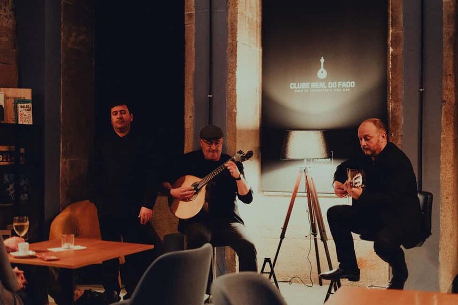 Porto: Fado Live Music, Wine & Cultural Introduction - Finding the meeting point near Porto’s landmarks
