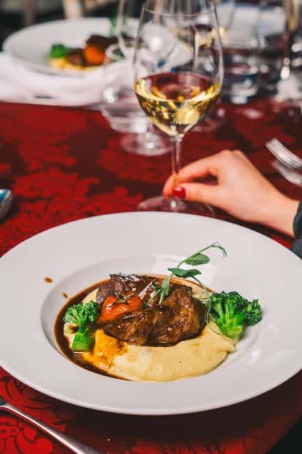 Porto: Fado Show & Dinner: A Night of Fado & Fine Dining - The Fado show: traditional to contemporary, plus an Amália tribute