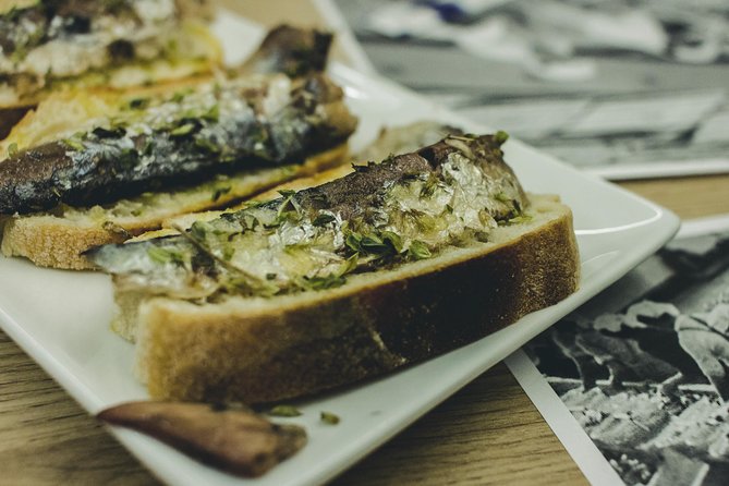 Porto Food and Local Drinks Evening Tour by Food Lover Tour - Where you start, and how the night walk works