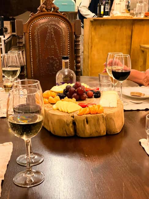 Porto: Food and Wine tasting tour of Hidden Gems - Piolho and the savory finishing run