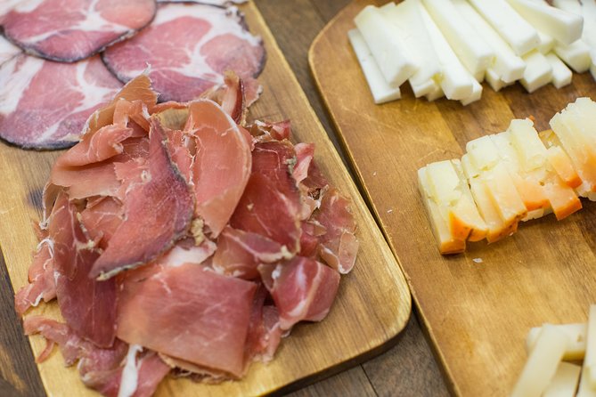Porto Food & Wine Tasting Tour with Lunch or Dinner Option - Mercado do Bolhão: where Porto’s produce and fish show up daily