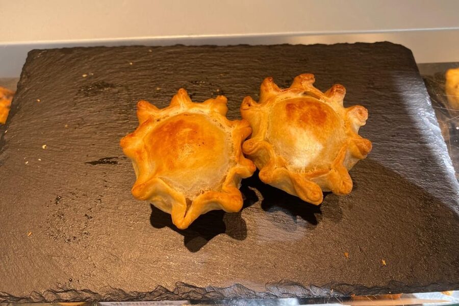 Porto Gourmet Private Food & Wine Tour with a Sommelière - Meeting at Rua do Loureiro 26, and how the 4-hour rhythm works